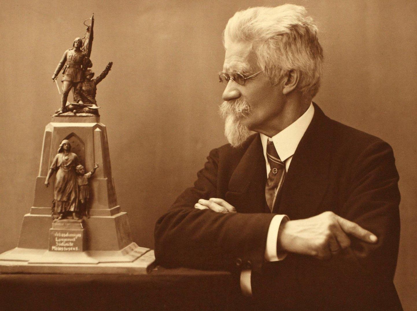 Skulptor Amandus Adamson vabadussõjas langenud sakalaste mälestussamba mudeliga 1926. aastal.