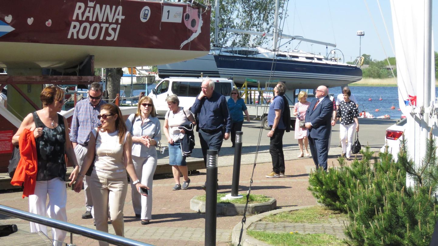 18 suursaadikut saabusid tna suvetuuri raames Pärnu jahtsadamasse.