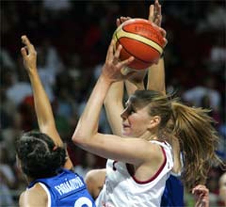 Grozā mērķē pagaidām vienīgā latviete sieviešu NBA - Zane Teilāne. 