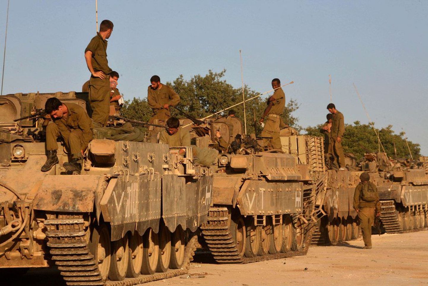 Iisraeli sõdurid ja soomukid Liibanoni piiril.