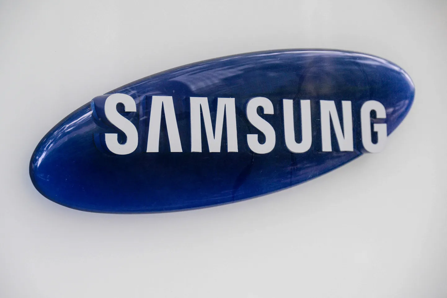 Samsungi pooljuhtakude energiatihedus on 500 Wh/kg, mis on kaks korda suurem kui tavaliste elektrisõidukite akude puhul.