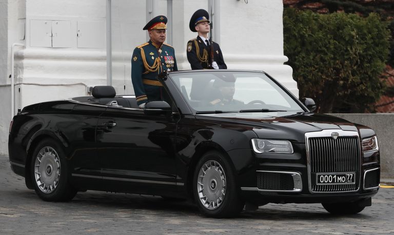 Venemaa kaitseminister Sergei Šoigu saabus paraadile Auruse kabrioletiga.
