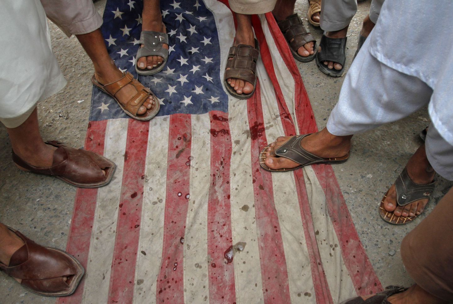 Pidevate droonirünnakute pärast vihased pakistanlased trampimas USA lipu peal.