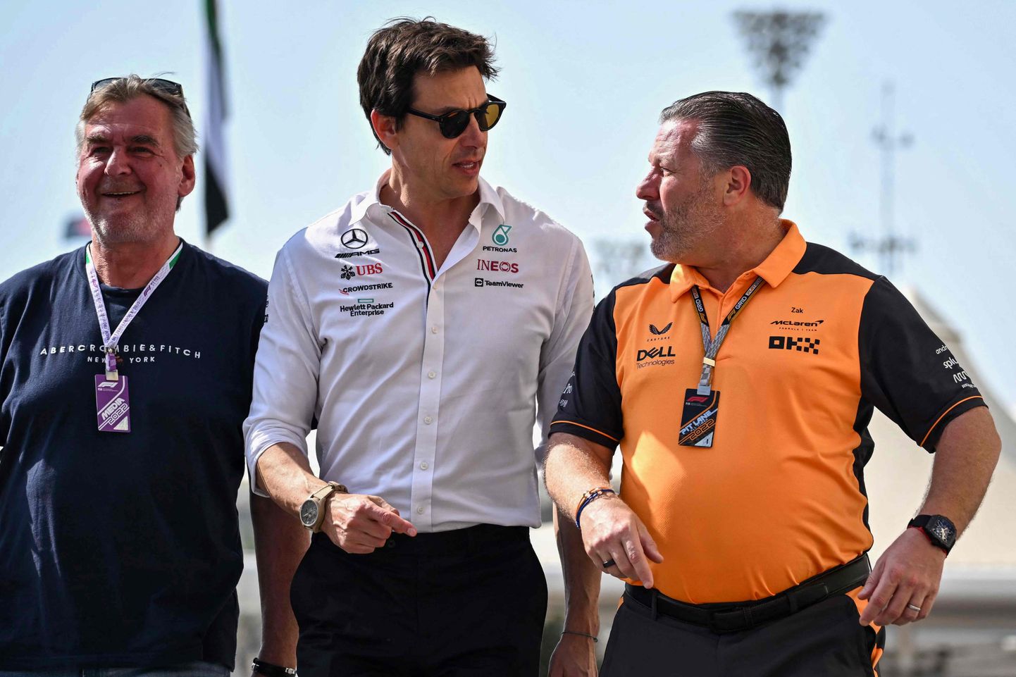 Mercedese tiimipealik Toto Wolff (keskel) McLaren tegevjuht Zak Brown (paremal).