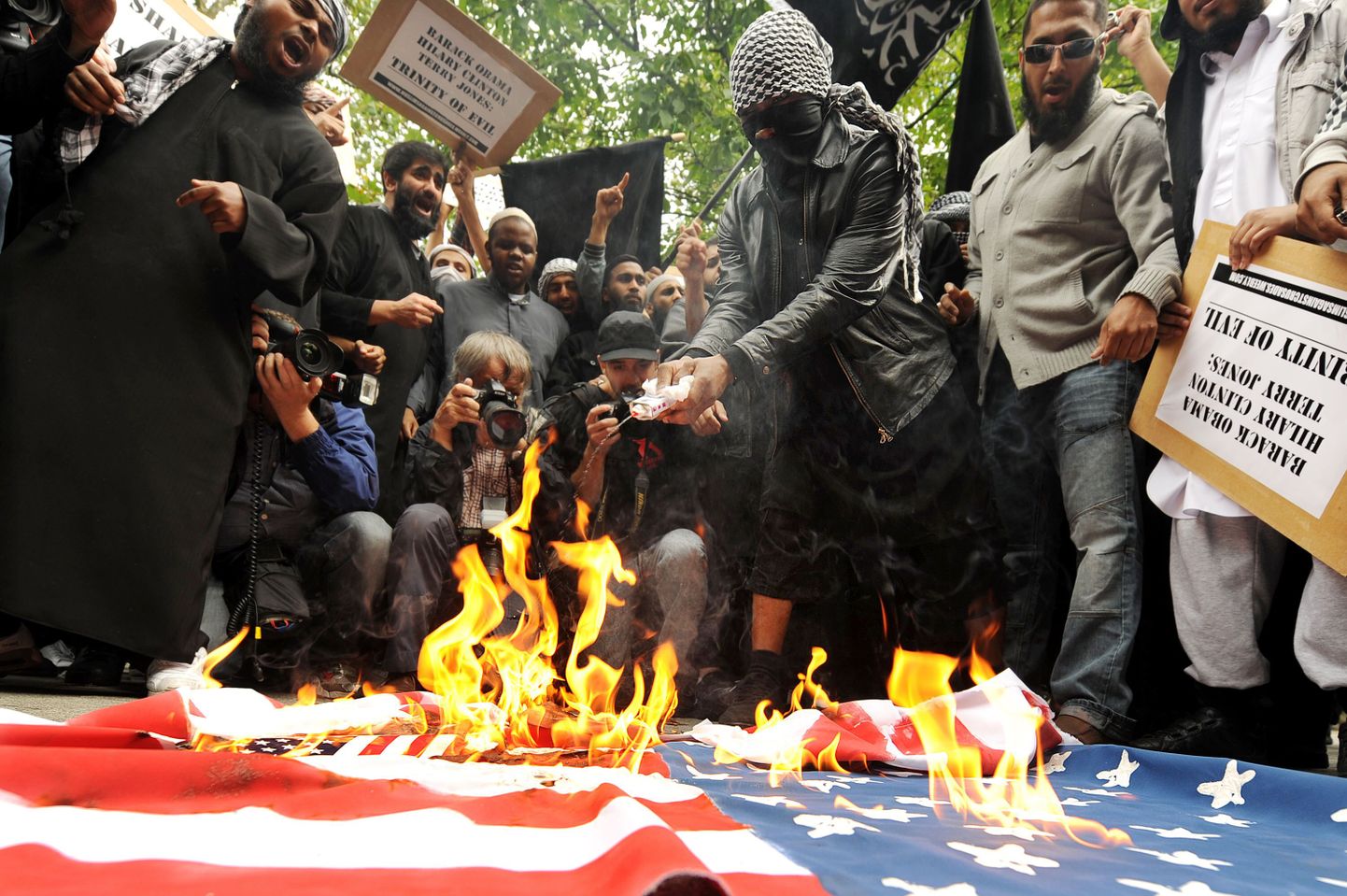 Moslemid panid USA saatkonna juures Londonis põlema Ühendriikide lipu, et protesteerida koraanipõletamise idee vastu.