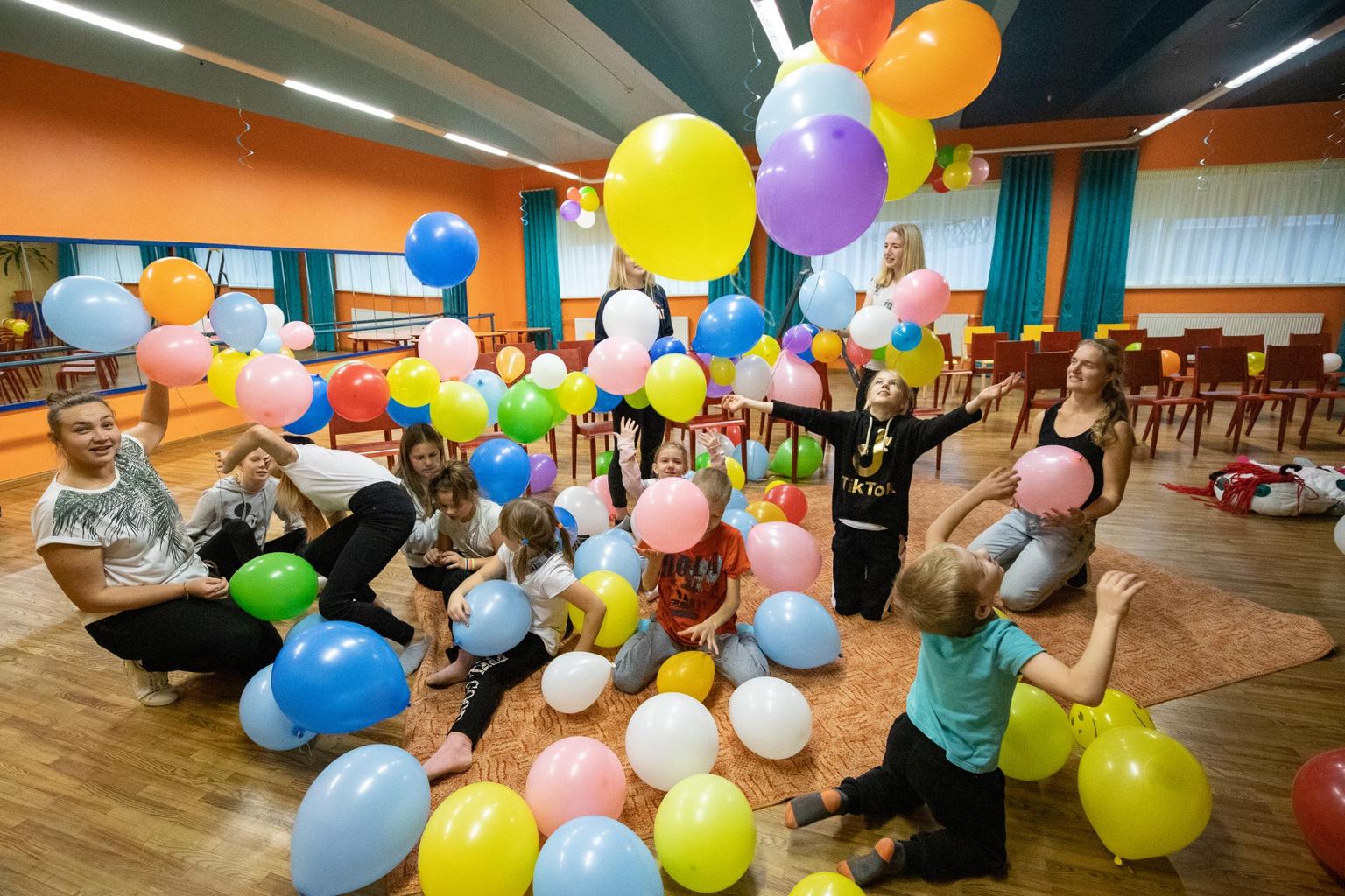 Lastekaitsepäev tõotab kulgeda lõbusas meeleolus. Sõmeru noortekeskus aitab Rakvere valla korraldatud tunnustusüritusel meeleolu luua.