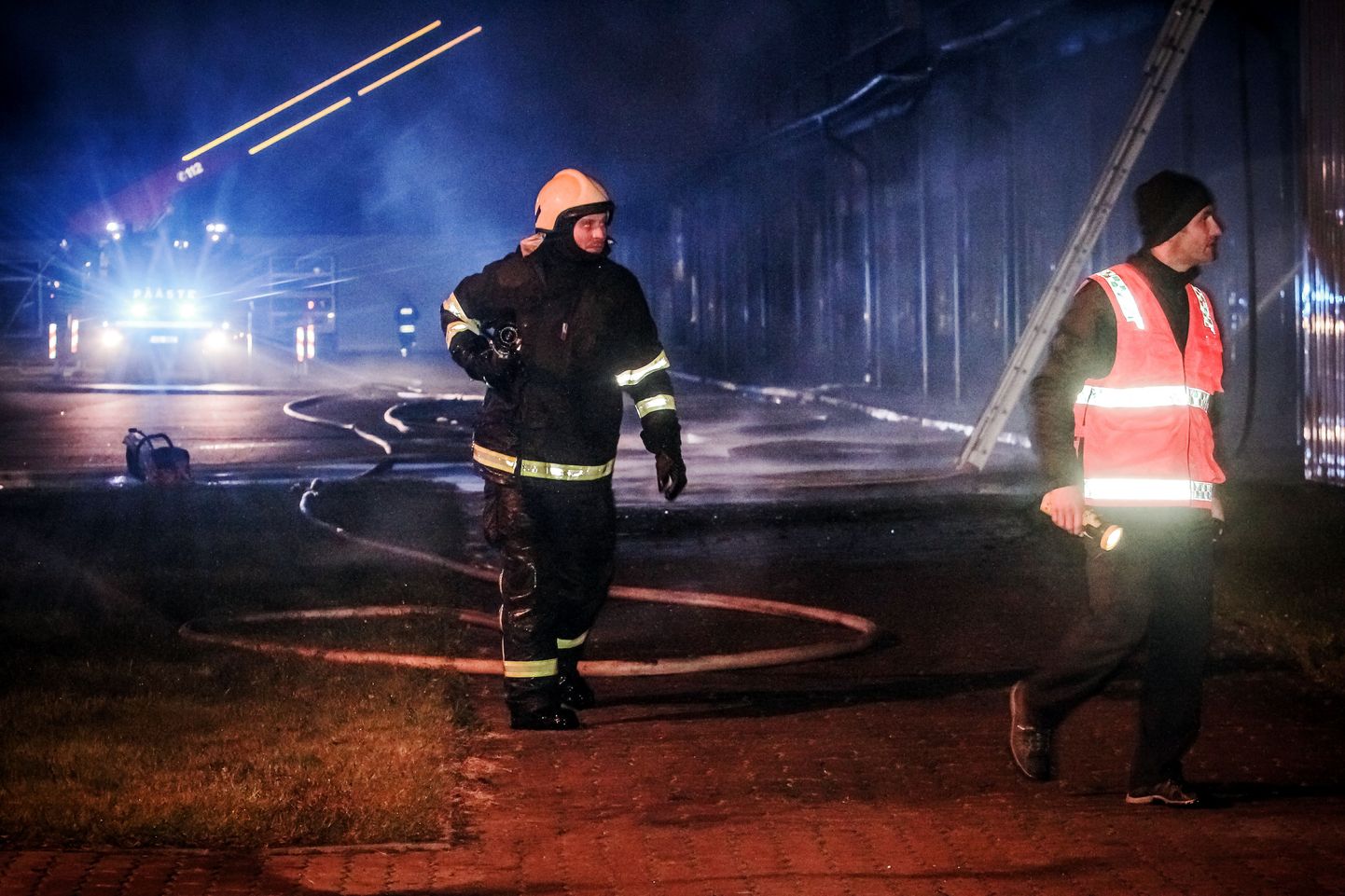 Laupäeva õhtul puhkes tulekahju Pärnus Tallinna maanteel asuvas Härma kaubahoovis, kus põles ligi 2000 ruutmeetril hoone Tallinna-poolse tiiva katus.