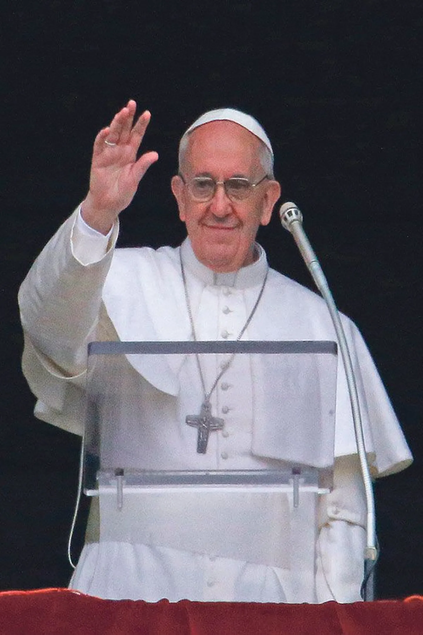 Папа Римский Франциск приветствовал с балкона многочисленную паству, собравшуюся на площади Святого Петра в Риме.