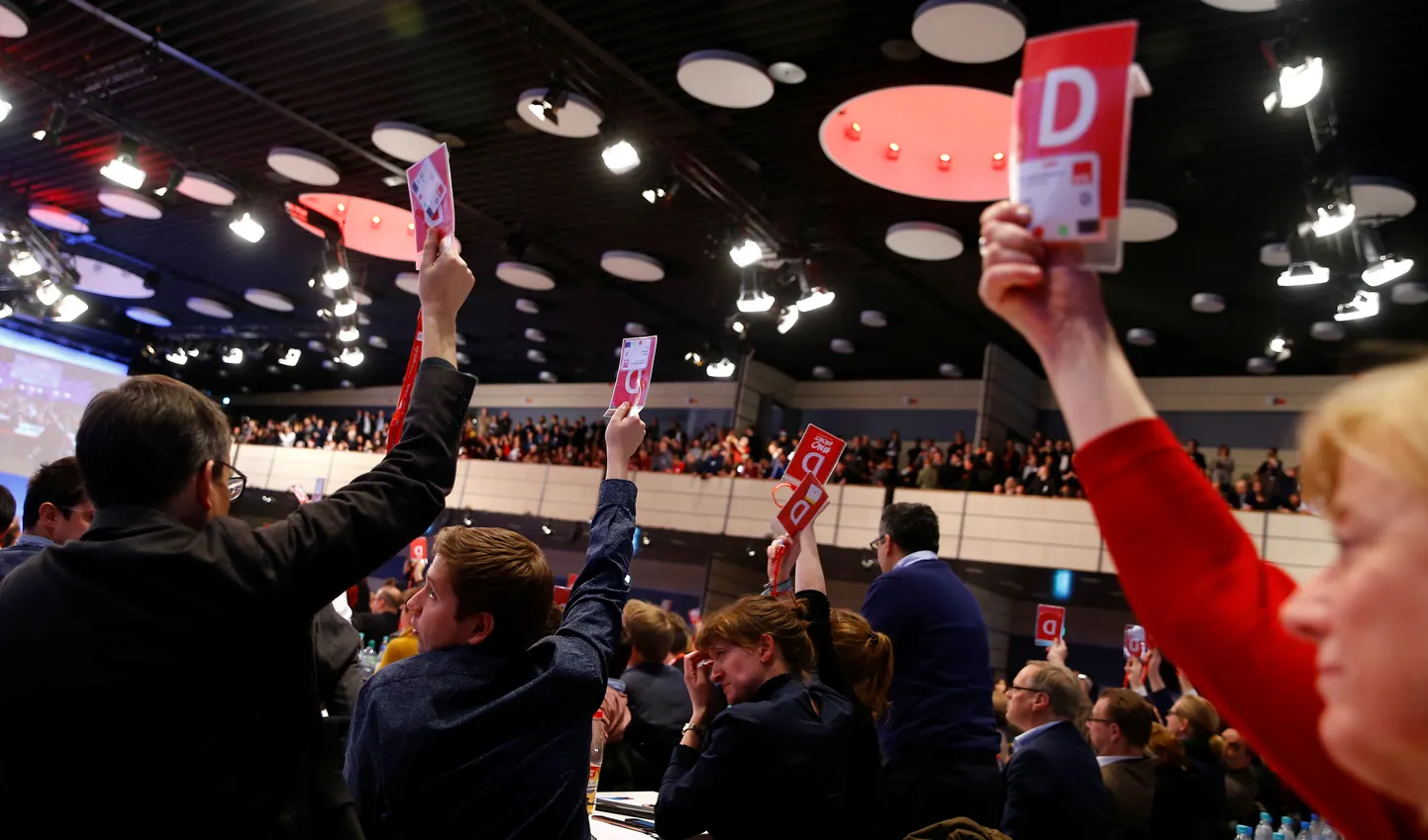 Saksa Sotsiaaldemokraatliku Partei noortetiib nn suure koalitsiooni vastu hääletamas.