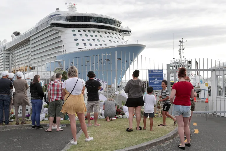 Kruiisilaev Ovation of the Seas Uus-Meremaal Taurangas. Sellelt laevalt pärit turiste oli vulkaanipurske tekkides White Islandi saarel.