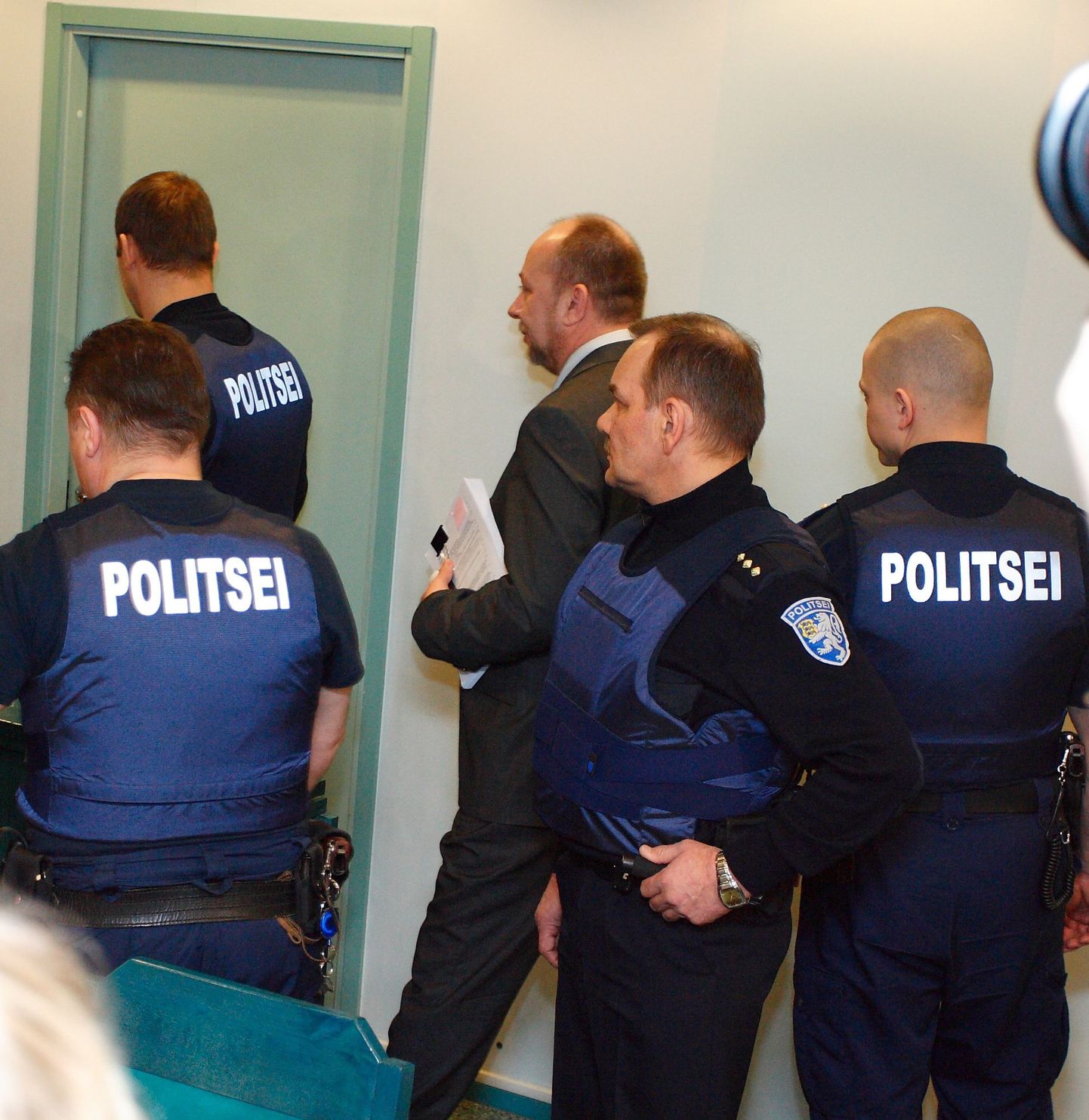 Ivo Parbus pidi kohtust lahkuma politsei saatel.