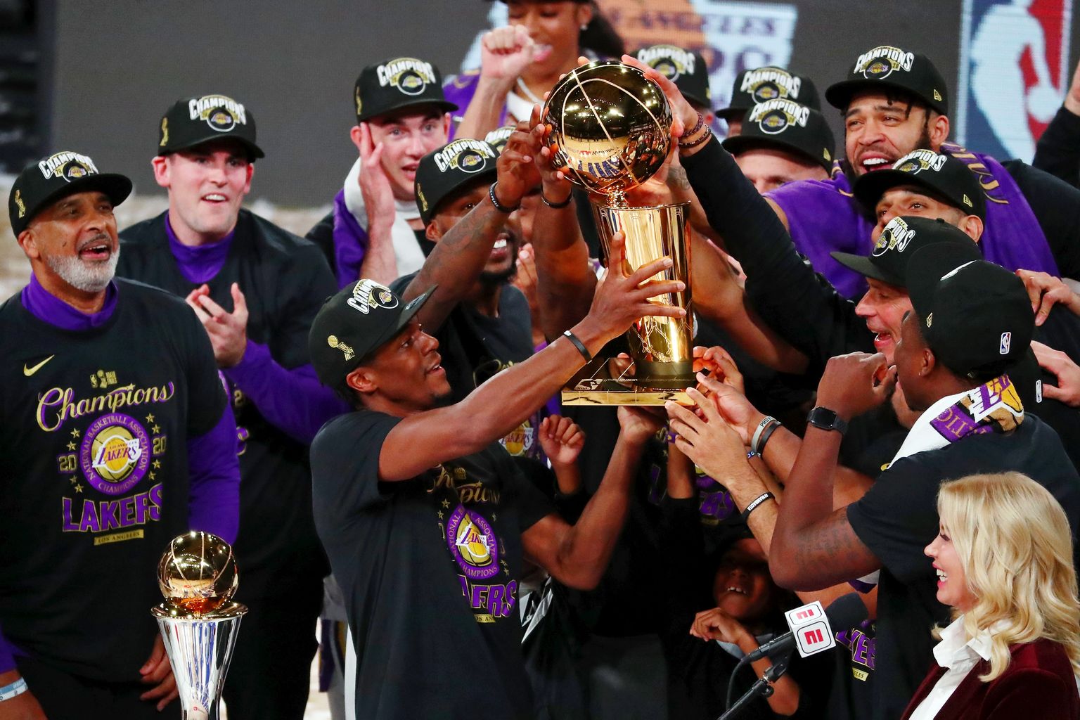 Los Angelese Lakersi korvpallimeeskond krooniti 2020. aasta NBA tšempioniks.