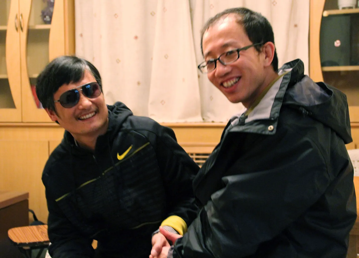 Aprilli lõpus tehtud fotol on näha Hiina dissidente Hu Jiad(paremal)ning koduarestist põgenenud Chen Guangcheng.
