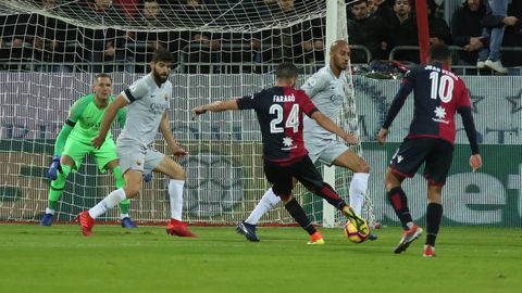 Hullumeelse mängu tipphetked: üheksa mehega Cagliari lõi üleminutitel Roma vastu viigivärava