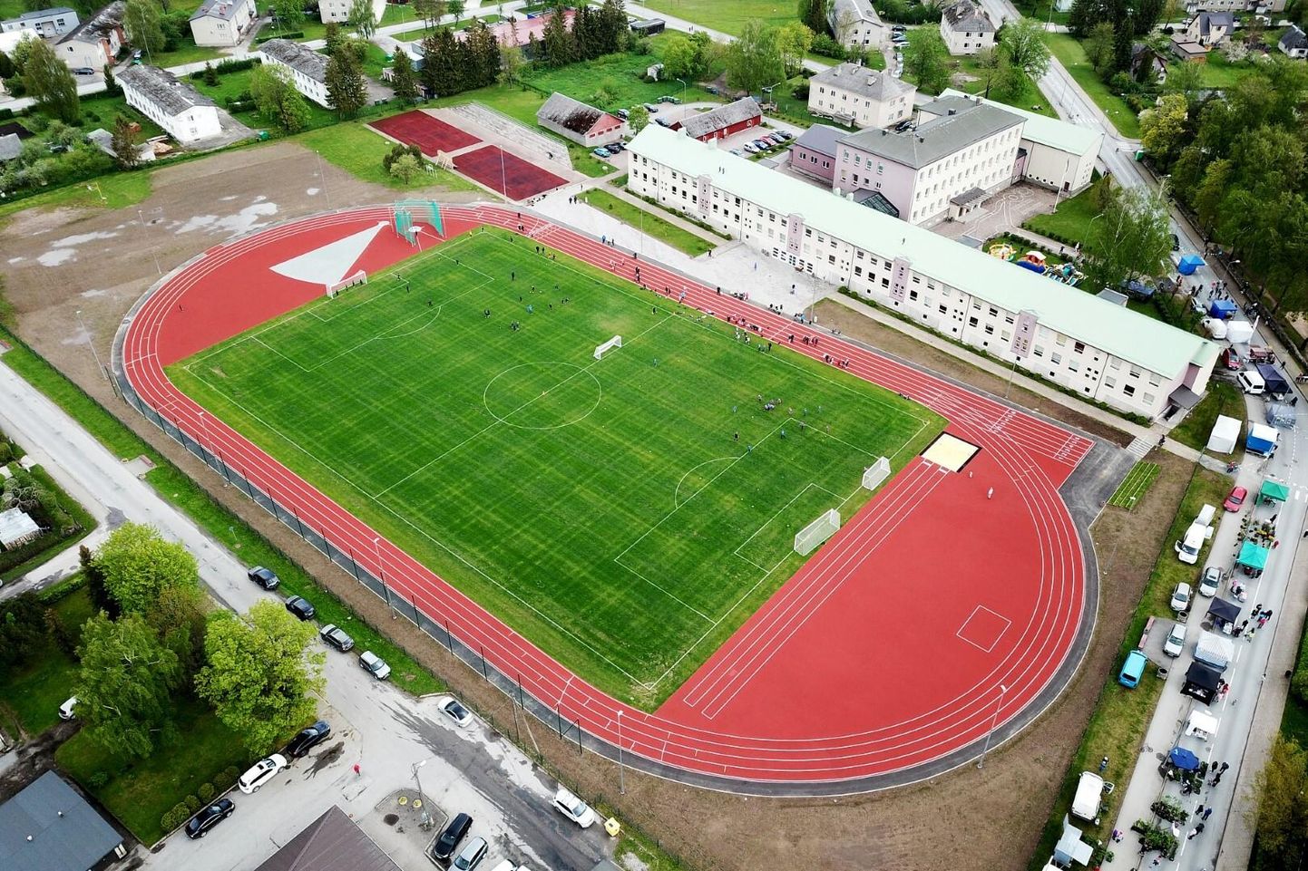 Tamsalu gümnaasiumi staadion 28. mail, kui see Tamsalu päevadel jalgpallimatšiga avati.