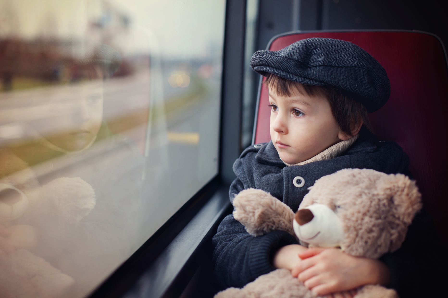 Детей забыли дома. Мальчик в автобусе. Автобус для детей. Маленький мальчик в автобусе. Детям о транспорте.