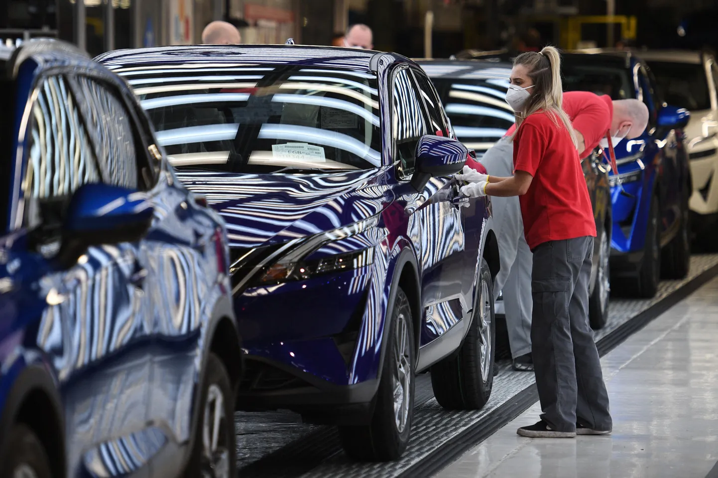 Jaunu Nissan automobiļu pēdējā pārbaude Nissan rūpnīcā Sanderlendā, Lielbritānijā