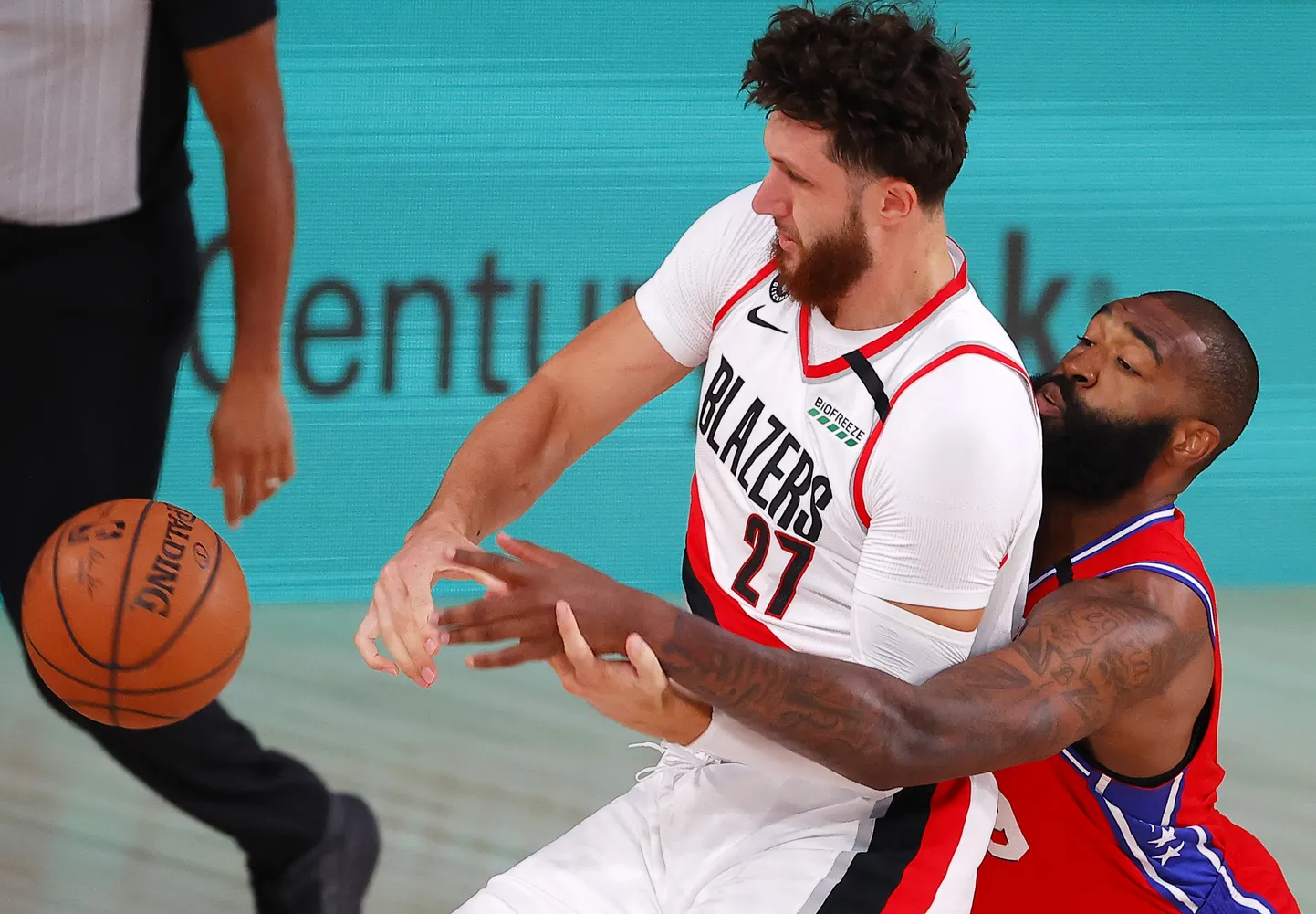 Kyle O'Quinn (paremal) võitlemas ühe NBA hinnatuima tsentri Jusuf Nurkiciga.