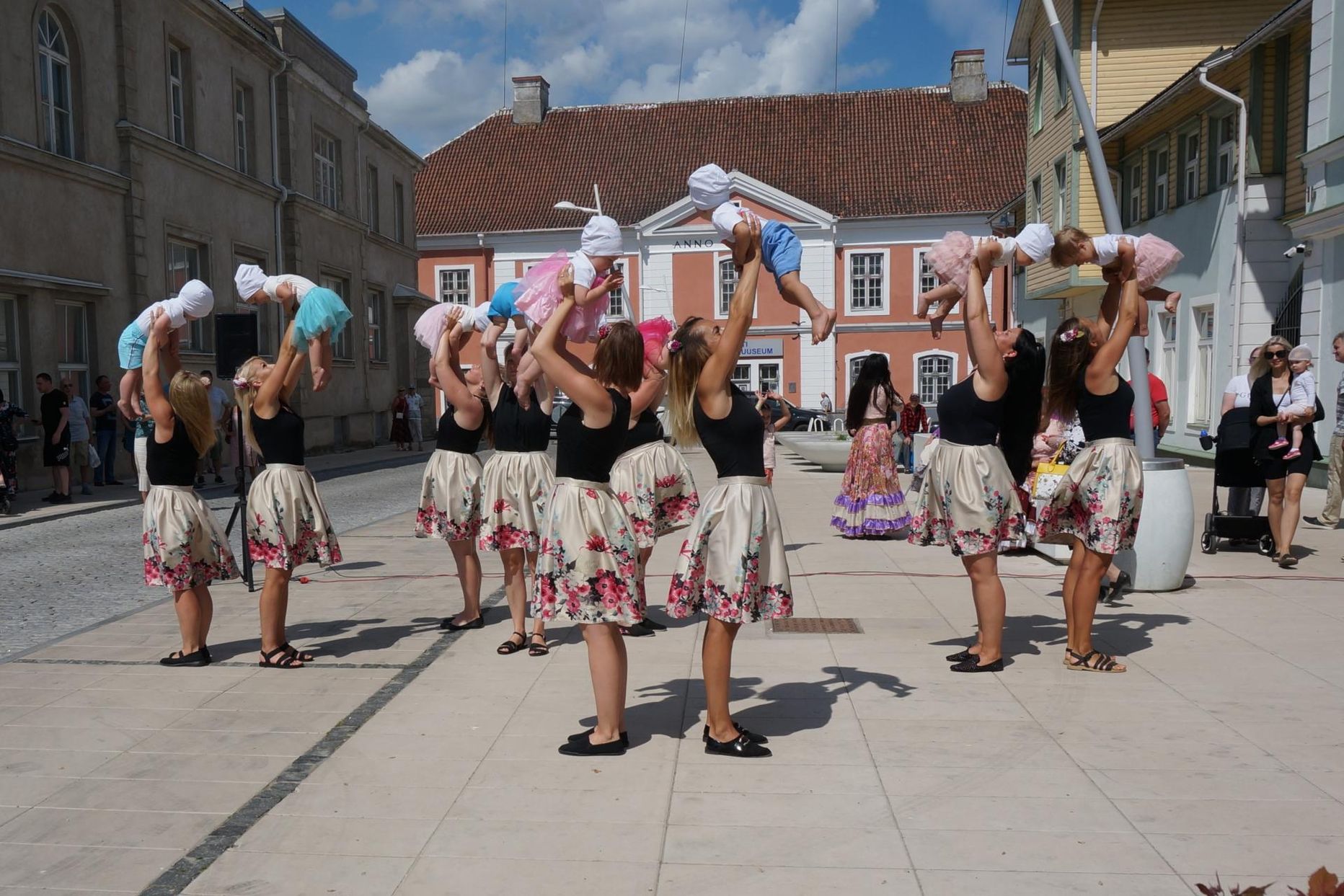 Mirjam Poolandi eestveetav väikelaste tantsurühm esines ka Rakvere linna päevadel.