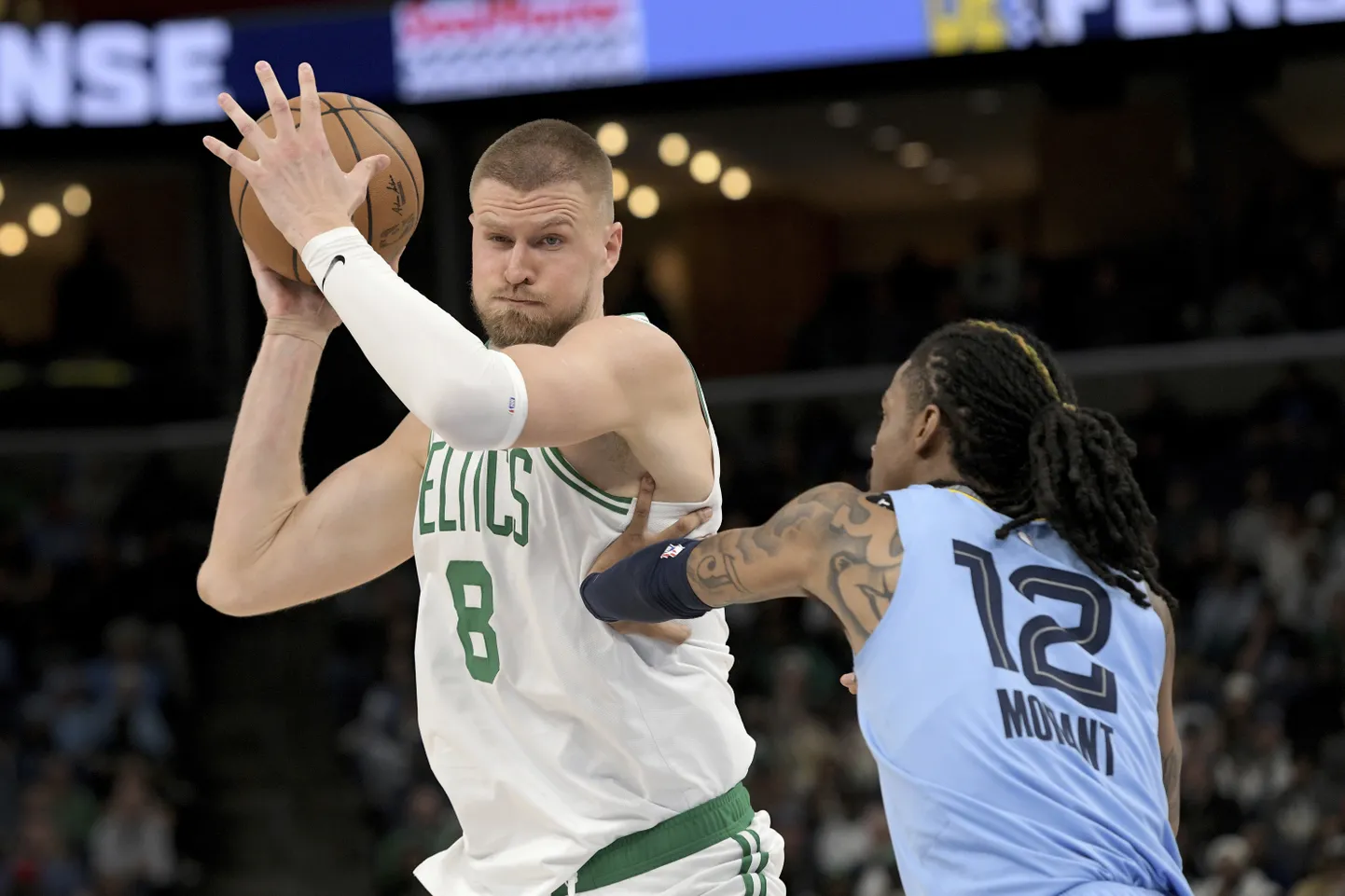 NBA spēlētāji Kristaps Porziņģis un Dža Morants