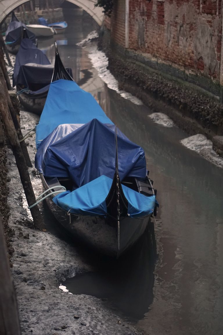 Mõõna tõttu kuivanud kanal Veneetsias
