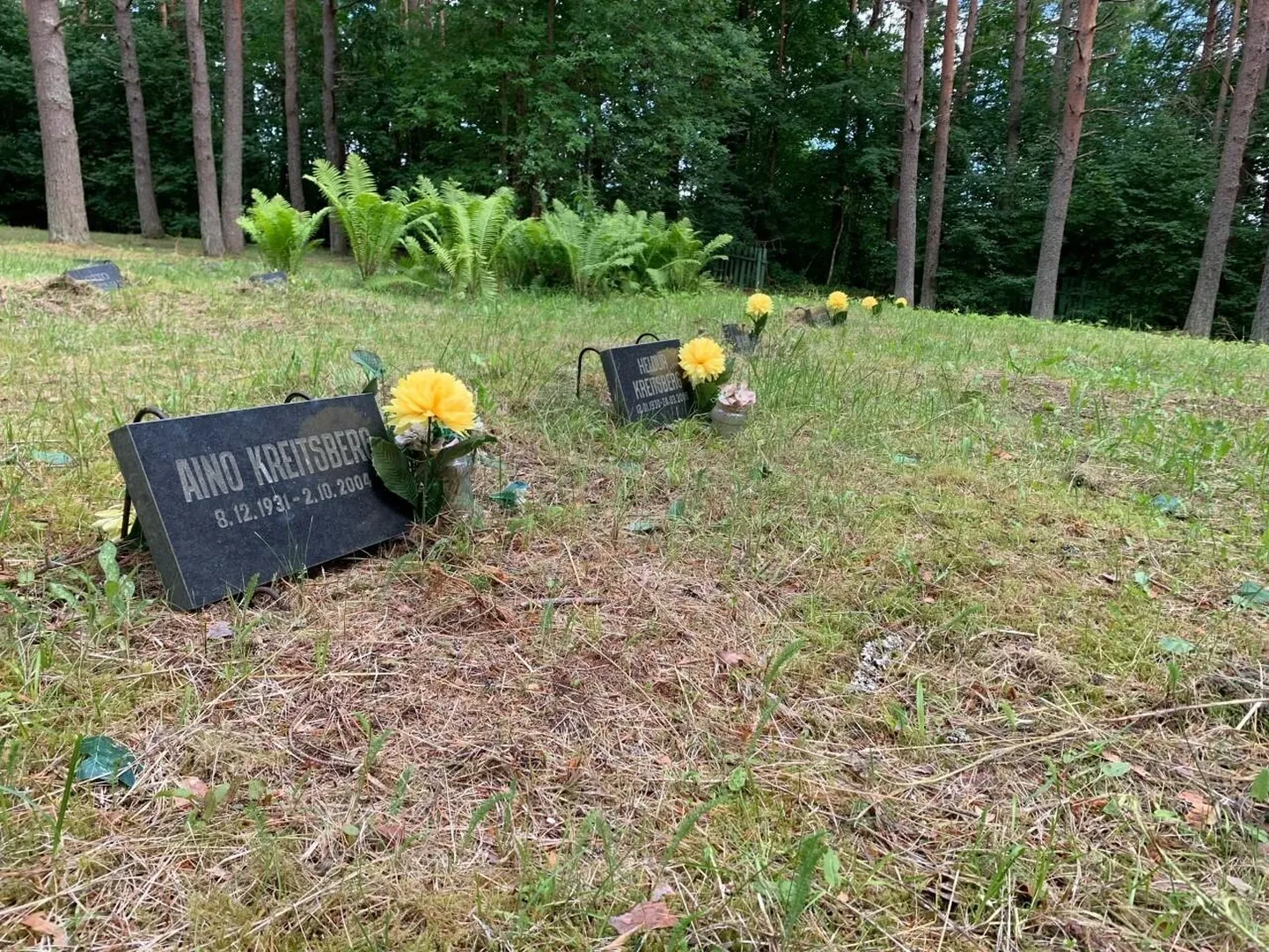 Hauatähiste juurde on pandud lilleõiedki.