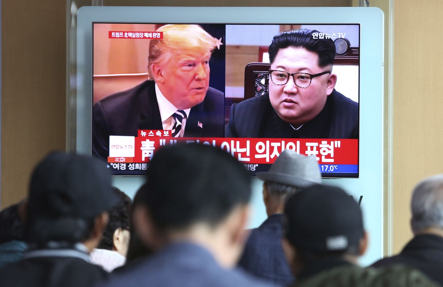 Reisijad vaatavad Souli raudteejaamas televiisorist uudiseid Ameerika presidendi Donald Trumpi ja Põhja-Korea juhi Kim Jong-uni plaanitavast kohtumisest.