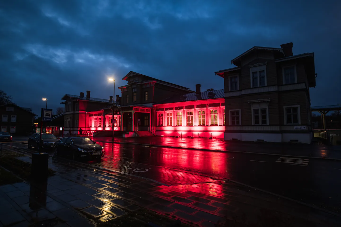 Tartu vaksal värvus täna varahommikust saati Eesti Raudtee 150. juubeli puhul punaseks ning valgusinstallatsiooni on võimalik vaadata kuni täna hilisõhtuni.