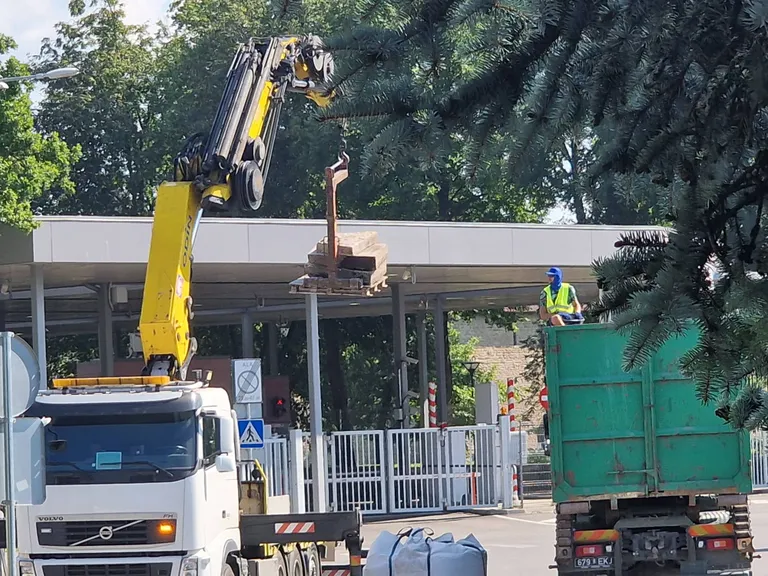 Демонтаж мемориальных плит Красной армии в Нарве.