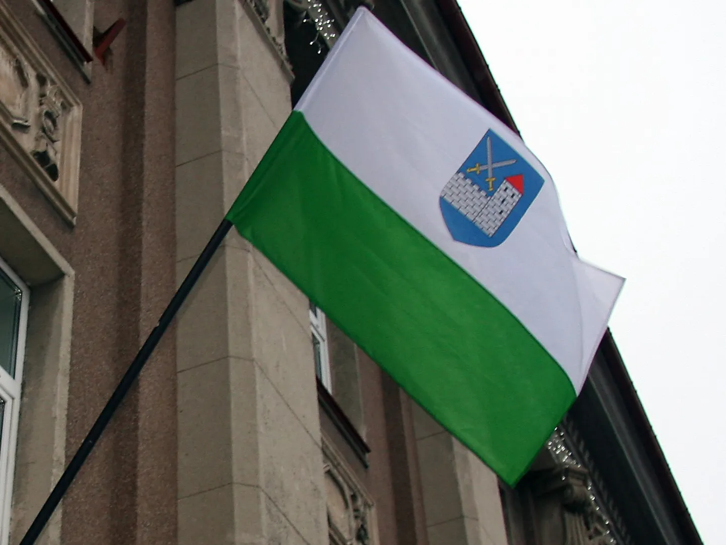 Ida-Virumaa lipp endise maavalitsuse hoone küljes.