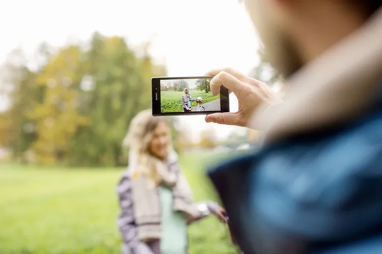 Aina enam muudab nutitelefon seda, kuidas me suhtleme ja emotsioone jäädvustame ning lähedastega neid jagame. Piisav mälumaht on selle juures muidugi oluliseks teguriks. Foto: TeliaSonera