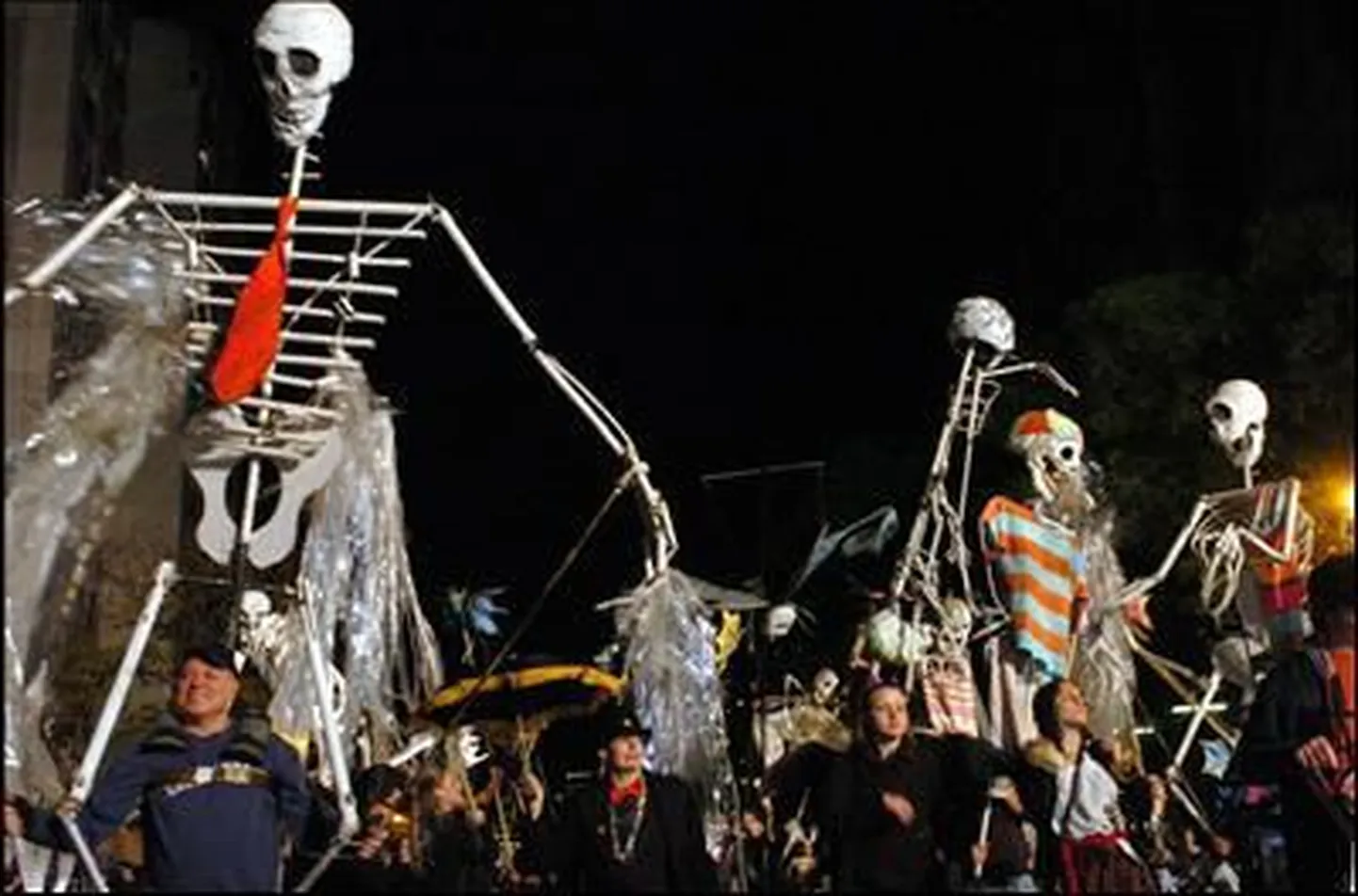 New Yorgi Halloweeni paraadil osales hinnanguliselt 50 tuhat inimest. Luukered, suur-silmad, peata inimesed ja piraadid olid vaid mõned üksikud karakterid.
