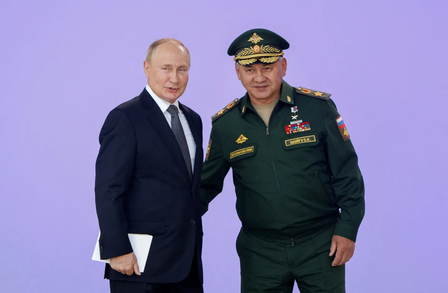 Владимир Путин и Сергей Шойгу на церемонии открытия международного военно-технического форума в Московской области, 15 августа 2022 года.