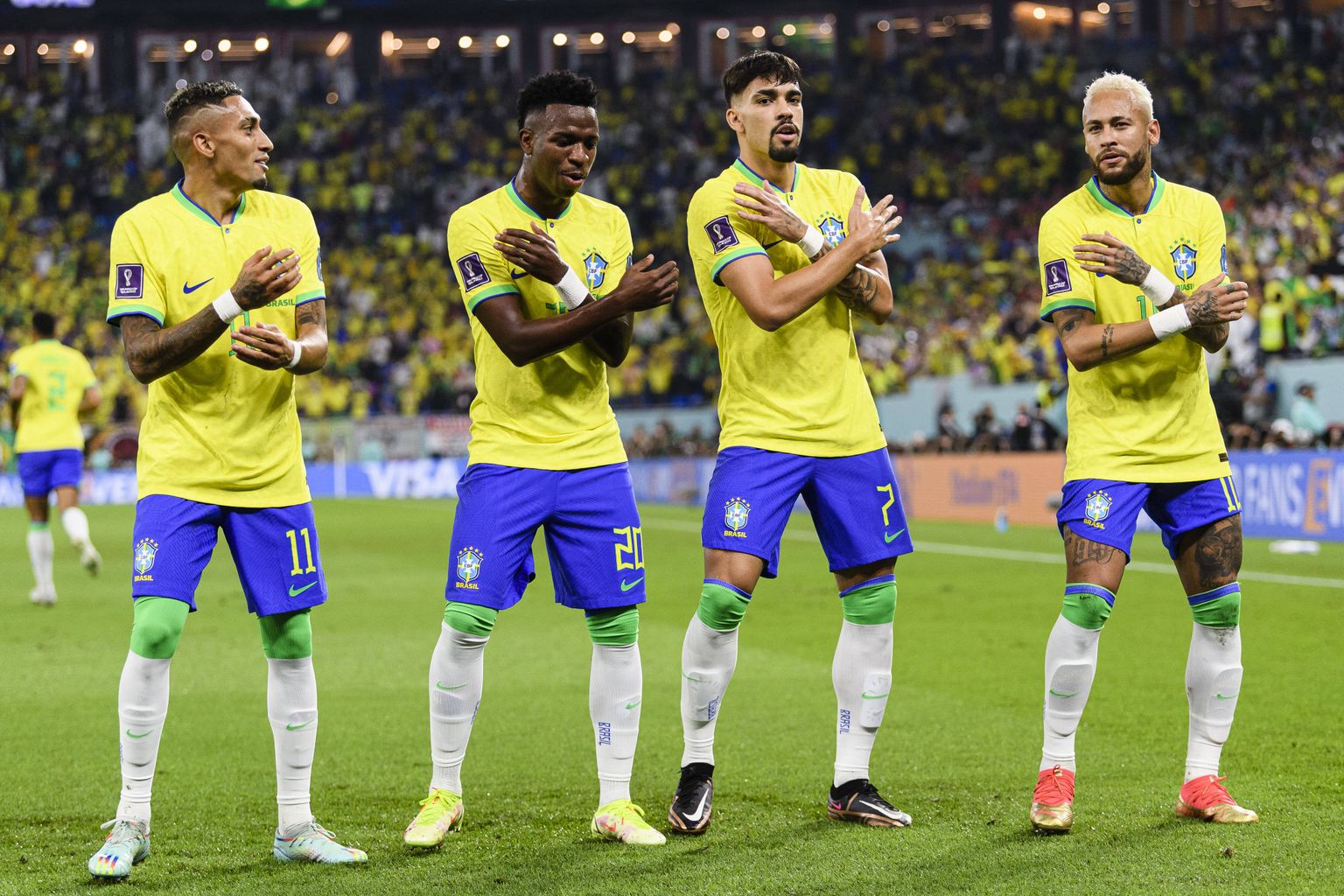 Brasiilia vutivõlurid Raphinha (vasakult), Vinicius Junior, Lucas Paqueta ja Neymar demonstreerisid lisaks mänguoskusele Lõuna-Korea vastu ka oma tantsuoskusi.