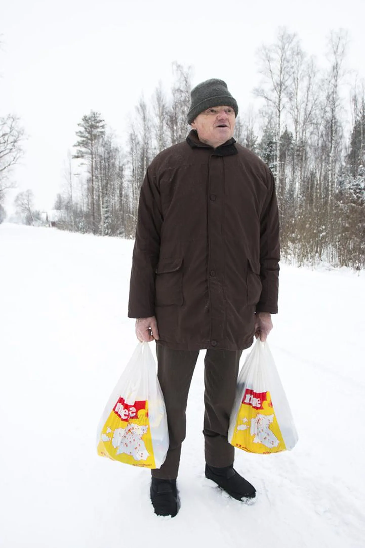 Kaks toidukotti näpu otsas, astus Harry Rosenberg Tipu peatuses bussilt maha. Selleks korraks oli nädala söögikraam jälle linnast toodud.