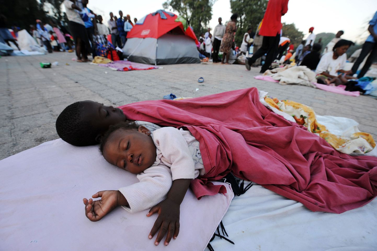 Haitilased täna Port-au-Prince'is vabas õhus magamas.