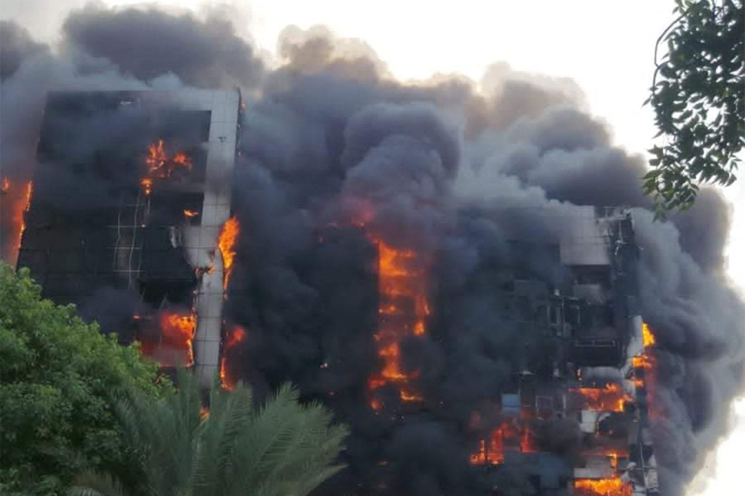 Sudaani pealinnas Hartumis põleb nädalavahetusel ägenenud lahingutegevuse tagajärjel lausleekides Suur-Niiluse naftakompanii büroohoone.