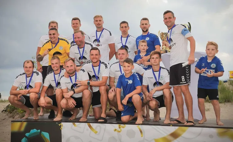 Pärnu jalgpalliklubi (PJK) sai hooaja kokkuvõttes kaela pronksmedalid.