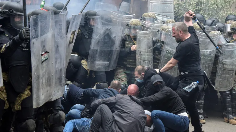 Столкновения сербов с контингентом НАТО в Косово.