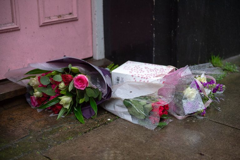 Caroline Flacki endise kodu ukse ette on jäetud lilli ja meeneid.