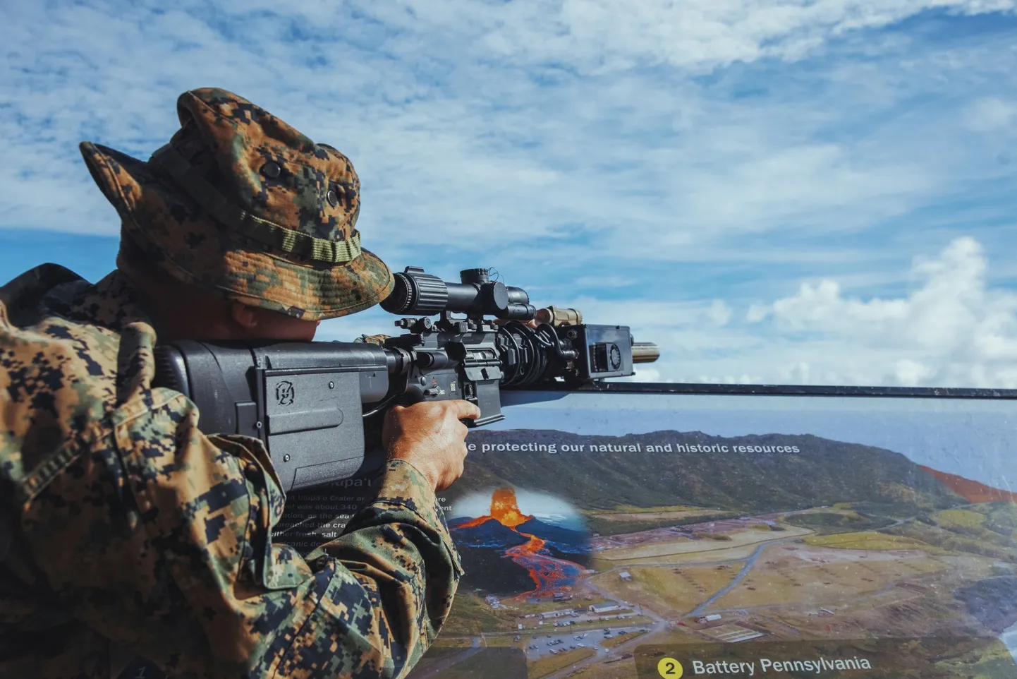 USA mereväelased katsetasid Hawaii merejalaväebaasis toimunud demonstratsioonil jalaväe automaatrelvaga M27 ühendatud tulejuhtimissüsteemi ZeroMark, mis peaks olema hea odav vahend droonitõrjeks. See aitab ka vähem osaval sõduril väga täpselt drooni sihtida.