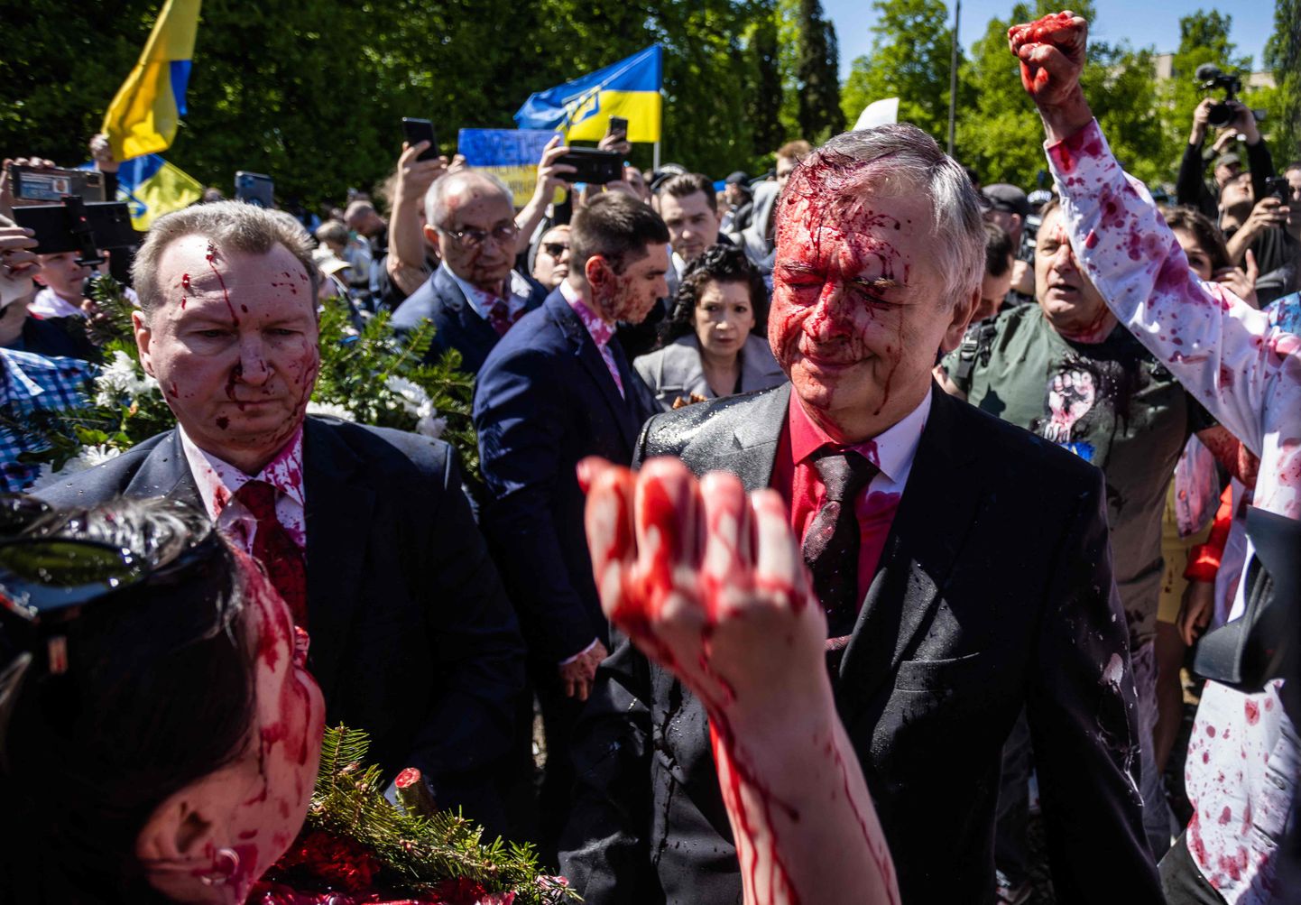 Krievijas vēstnieku Polijā Sergeju Andrejevu Varšavā aplēja ar sarkanu krāsu, kad viņš bija ieradies oficiāli nolikt ziedus padomju karavīru kapsētā.