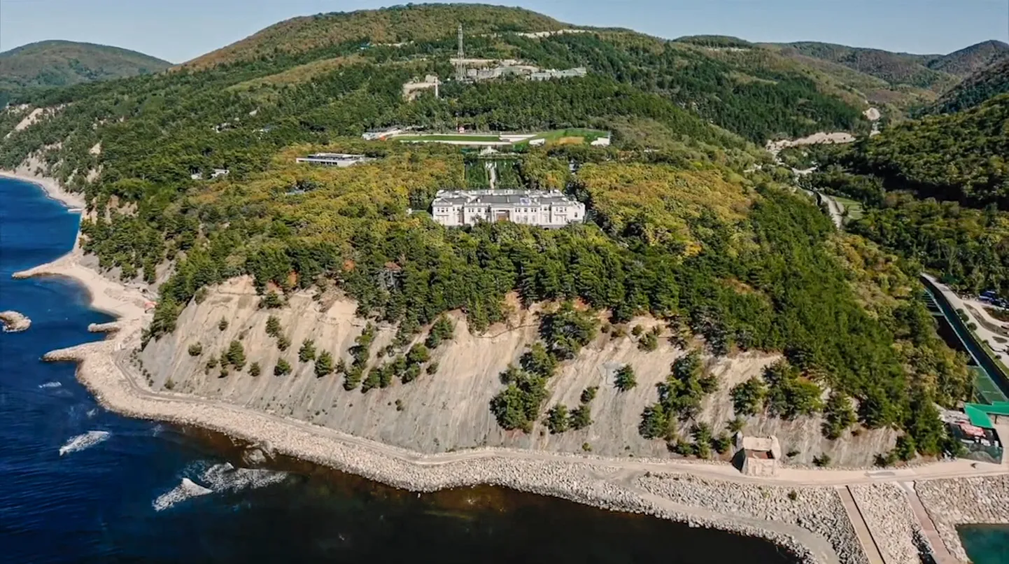 Kaader videost, mille avaldas Youtube'is Venemaa opositsioonijuhi Alekseni Navalnõi korruptsioonivastane fond ning millel on Musta mere ääres asuv villa ja maa, mis väidetavalt kuulub Venemaa presidendile Vladimir Putinile