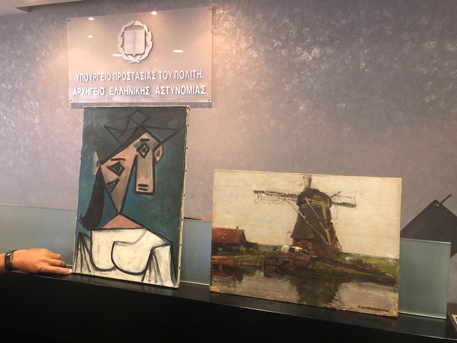 Kreeka politsei leidis üles Pablo Picassoja Piet Mondriani maali. Picasso «Naise pea» on vasakul ja Mondriani «Tuulik» paremal