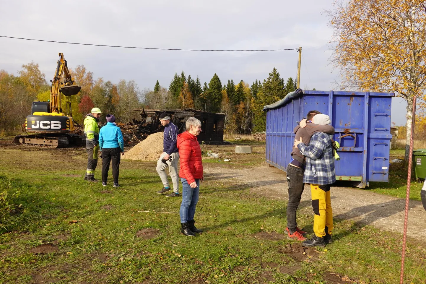 Veel laupäevalgi astusid Hermani külast Eglis Pihlaku põlenud maja juurest läbi pere tuttavad, kes avaldasid igakülgset toetust. Pihlaku ema Eve Tõnisson (punases jopes) soovib kogu südamest, et poja pere saaks ühel heal päeval oma koju tagasi kolida.