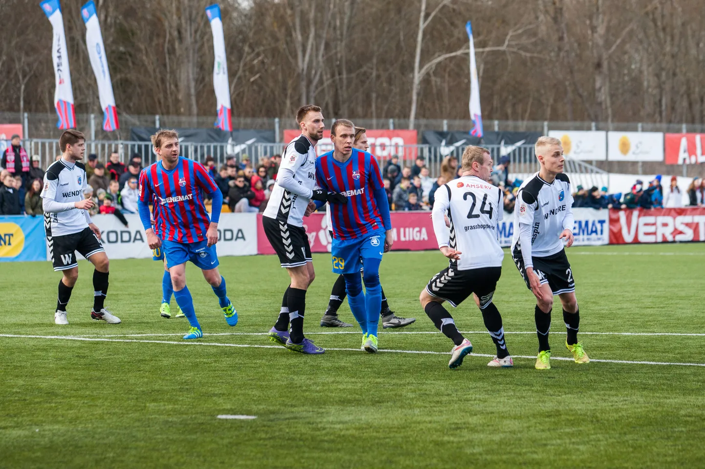 Paide linnameeskond mängimas Pärnu linnameeskonna vastu.