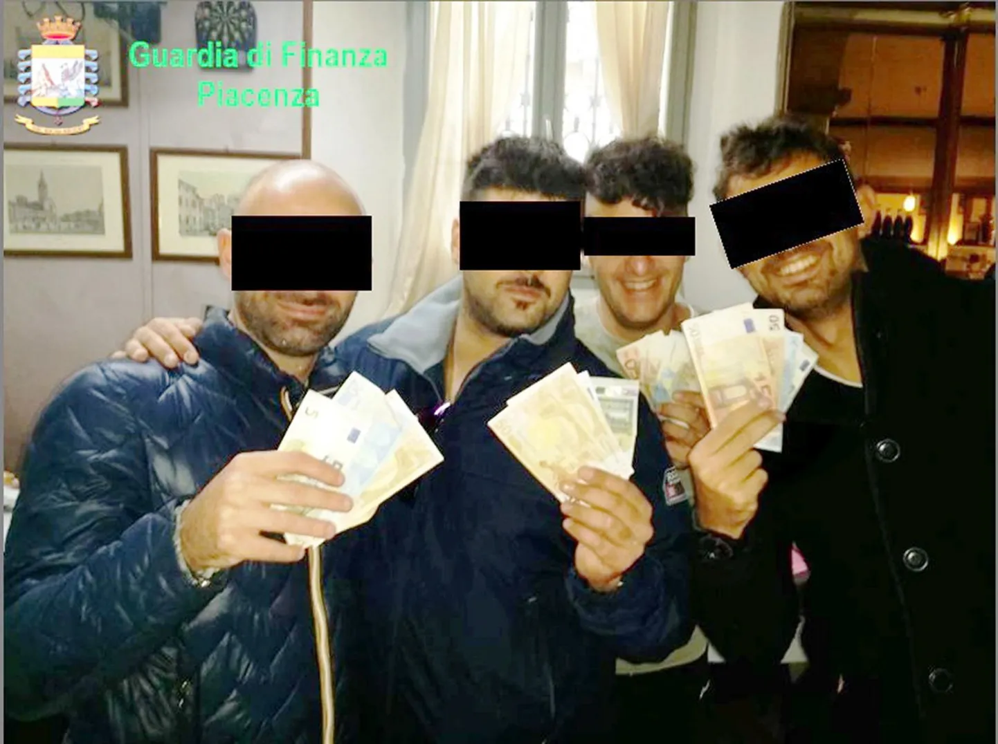 Kahtlusalused politseinikud tegid muuseas pilti, kus kelkisid näpus olevate rahatähtedega. 