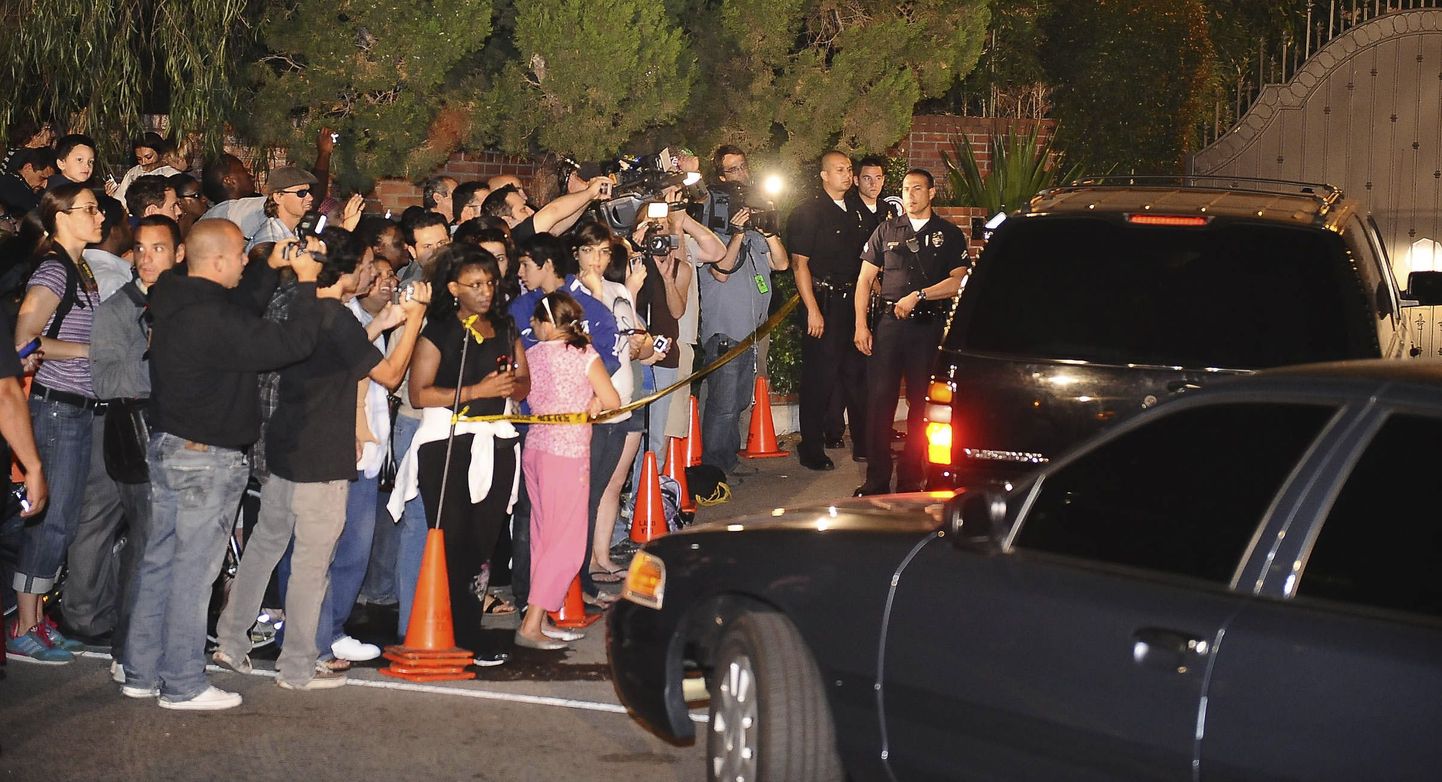 Fännid ja paparatsod eile õhtul Jacksonite perekonna Los Angelese maja ees.