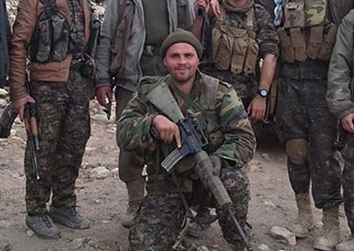 Suurbritannia kodanik Konstandinos Erik Scurfield poseerib kurdi võitlejate keskel.