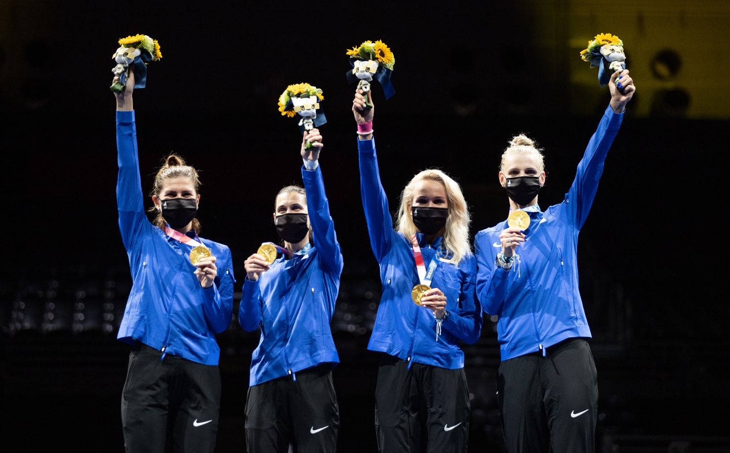 Eesti epeenaiskond olümpiapoodiumil. Vasakult: Julia Beljajeva, Irina Embrich, Erika Kirpu ja Katrina Lehis.